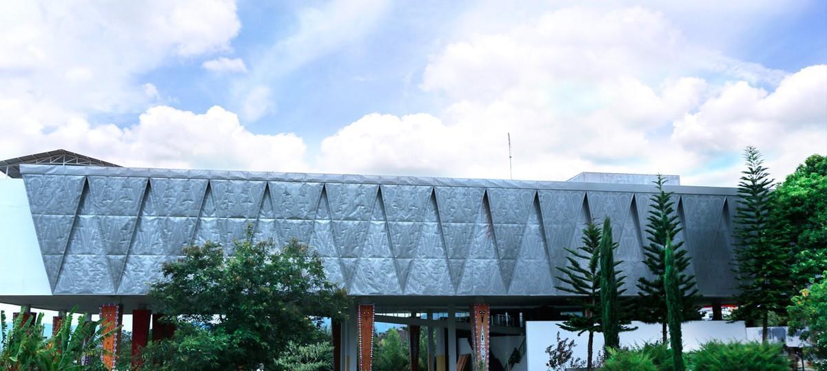 バタクの美術館とトバ湖の岸のテ．ビ　シララヒセンター