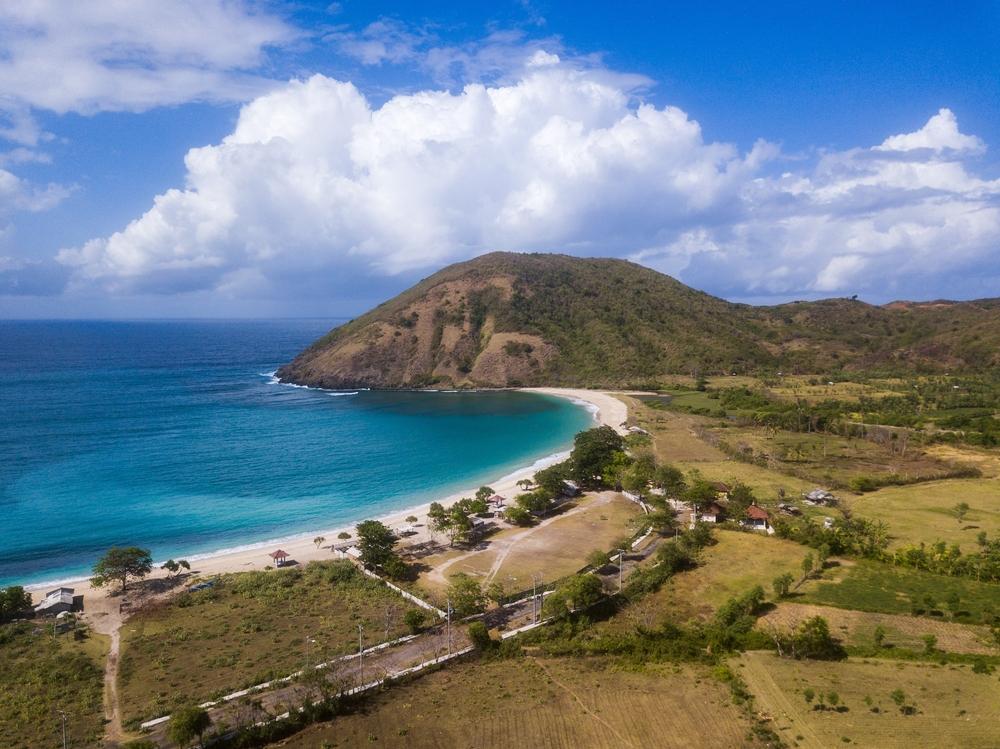 Pantai Mawun, Surga Kecil yang Tenang di Teluk Lombok