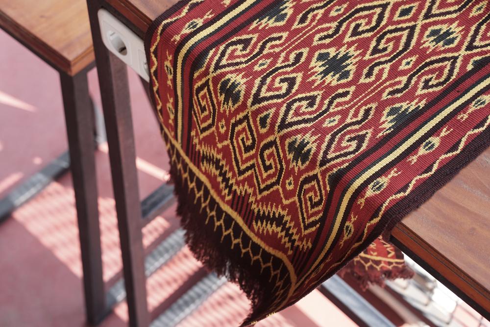 Tenun Ikat Sekomandi Khas Sulbar dengan Motif Geometris Unik