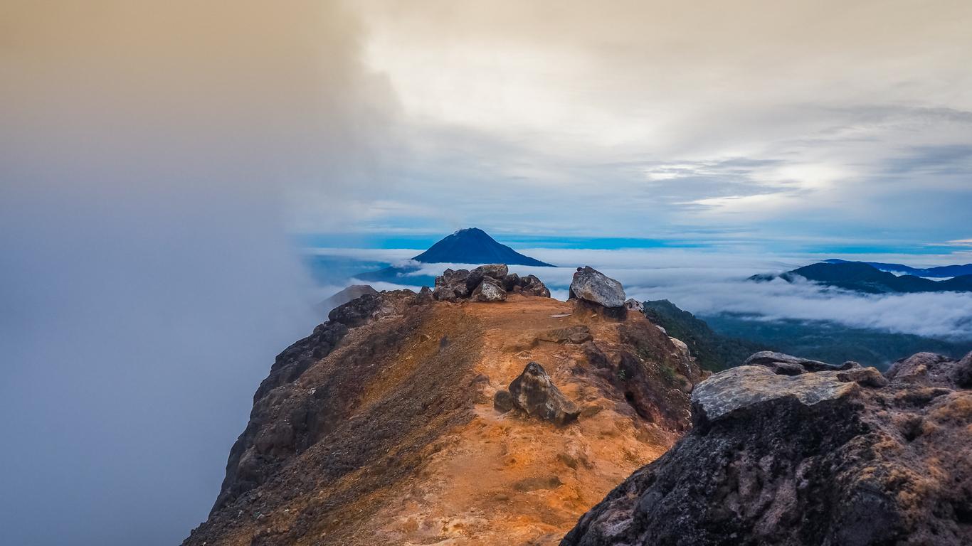雄偉壯麗的錫納朋火山