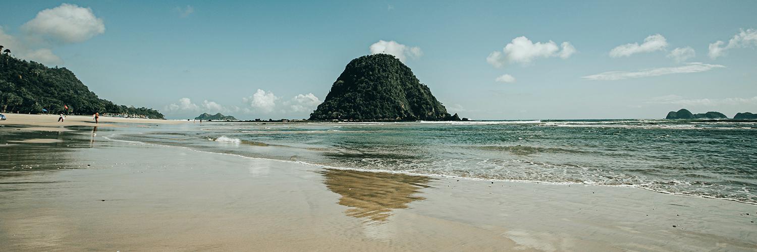 뿔라우 메라 해변: 자바 섬 가장자리에 있는 그림 같은 바닷가