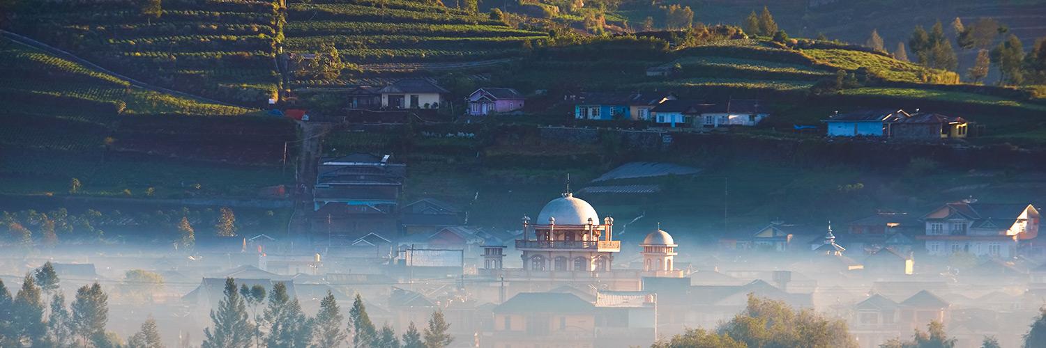 Pemandangan Candi Gunung yang Aneh dan Indah dari Dieng Kulon.